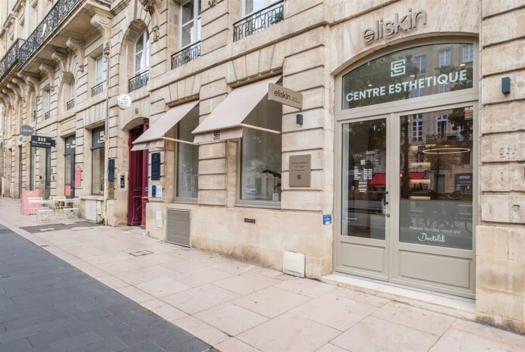 Devanture du centre esthétique eliskin situé au 3 Cour du Chapeau Rouge à Bordeaux