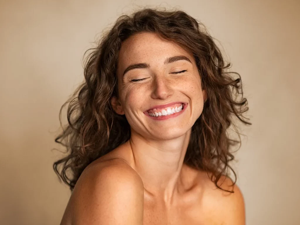 Soin routine beauté chez eliskin à bordeaux femme heureuse