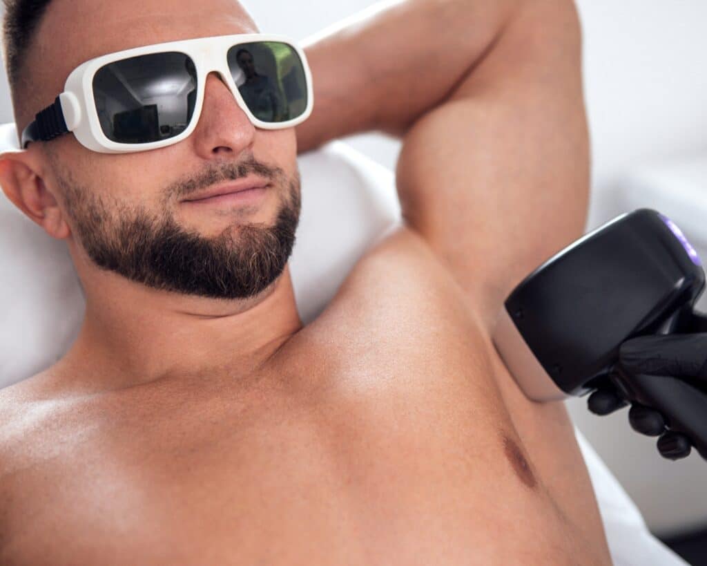 Séance d'épilation laser aisselle homme avec lunettes de protection - eliskin Bordeaux