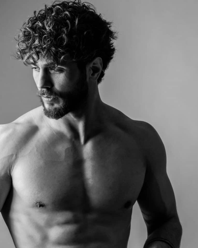 Portrait d'un homme au torse épilé, eliskin centre d'épilation laser à Bordeaux.