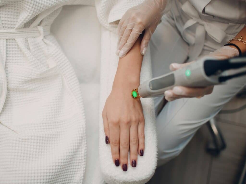 Séance de dermo-esthétique médicale ciblant les bulbes en phase anagène lors d'un traitement d'épilation laser.